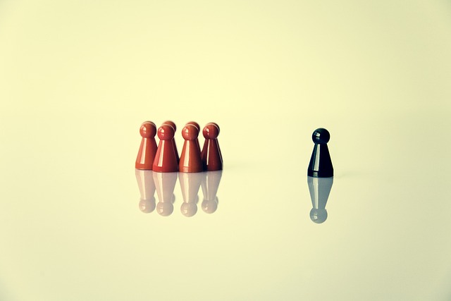 仕事の人間関係で悩んだら？悩みの原因や改善策、取るべき行動についてのまとめ